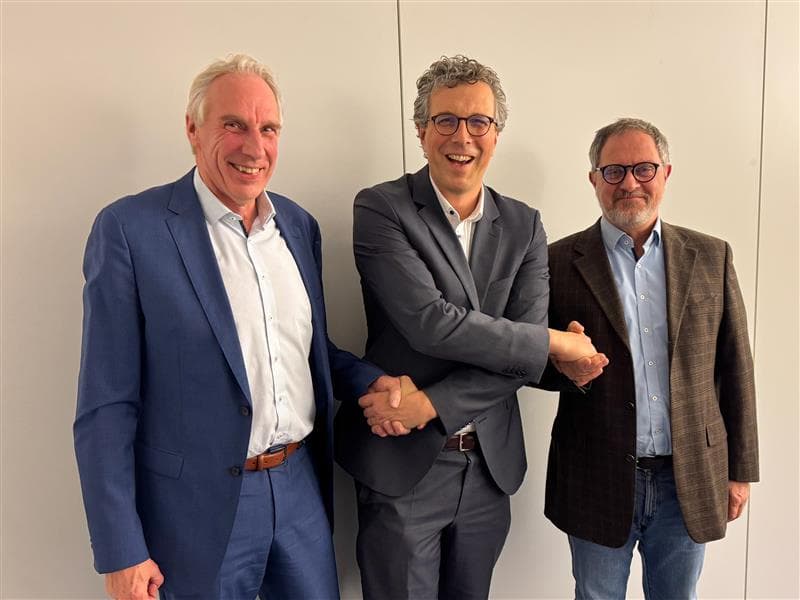 Im Bild (v.l.n.r): Thomas Gremmers (Vorstandsvorsitzender, SOHnix AG), Christian Schaub (Geschäftsführer M&A, connexta), Rainer Moeck (Mitglied des Vorstands, SOHnix AG)